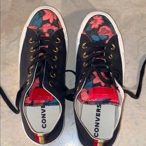 black converse w/flowers
